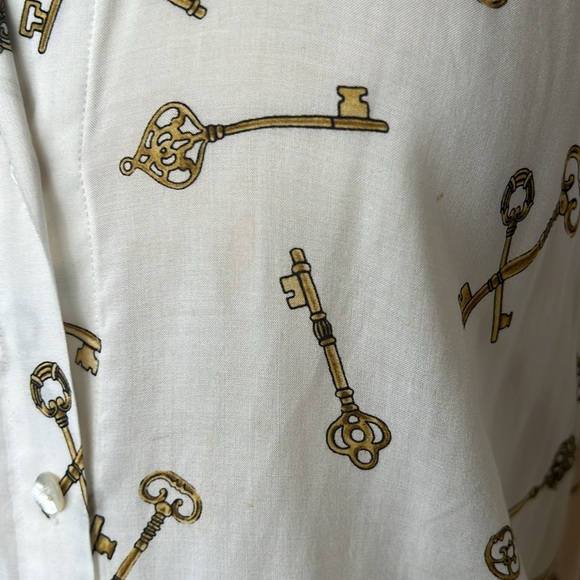 L’AGENCE Blouse. with vintage key motif design. Size large 100% viscose. - Picture 5 of 6